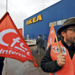 Protest związkowców pod sklepem Ikei we francuskim Nantes, grudzień 2009 r.