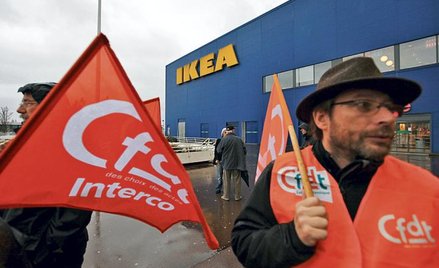 Protest związkowców pod sklepem Ikei we francuskim Nantes, grudzień 2009 r.