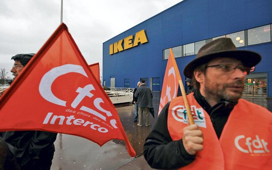 Protest związkowców pod sklepem Ikei we francuskim Nantes, grudzień 2009 r.