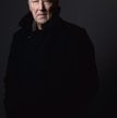 Wernor Herzog podczas sesji fotograficznej w Paryżu w 2024 r.