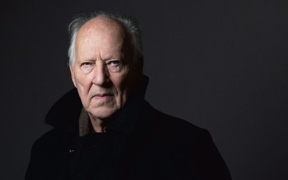 Wernor Herzog podczas sesji fotograficznej w Paryżu w 2024 r.