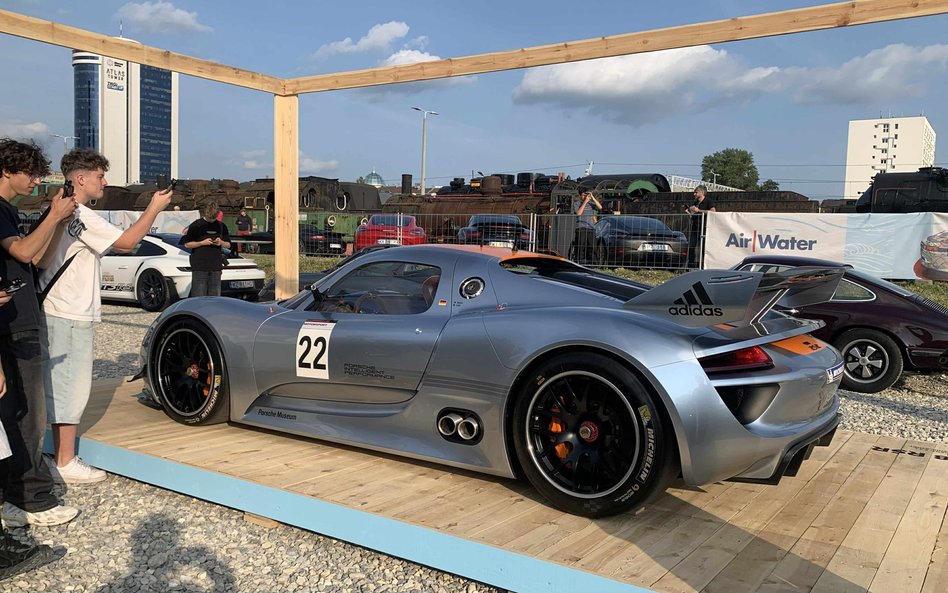 Nowoczesne, srebrne Porsche 918 Spyder
