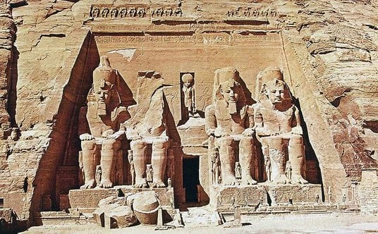 Fasada świątyni w Abu Simbel. Fot. Centrum Archeologii Śródziemnomorskiej UW
