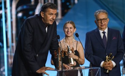 Nagrodzony Złotymi Lwami za film "Przez ścianę" reżyser Maciej Sobieszczański na Gali zakończenia 51