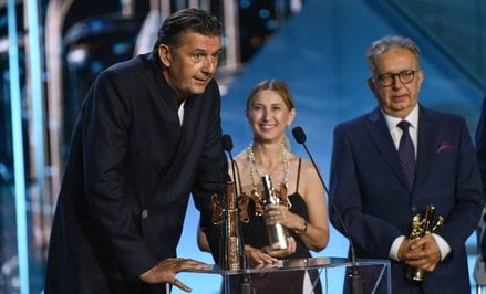 Nagrodzony Złotymi Lwami za film "Przez ścianę" reżyser Maciej Sobieszczański na Gali zakończenia 51