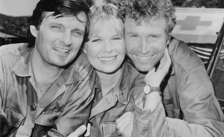 Główni bohaterowie serialu "M*A*S*H". Od Lewej: Alan Alda, Loretta Swit i Wayne Rogers