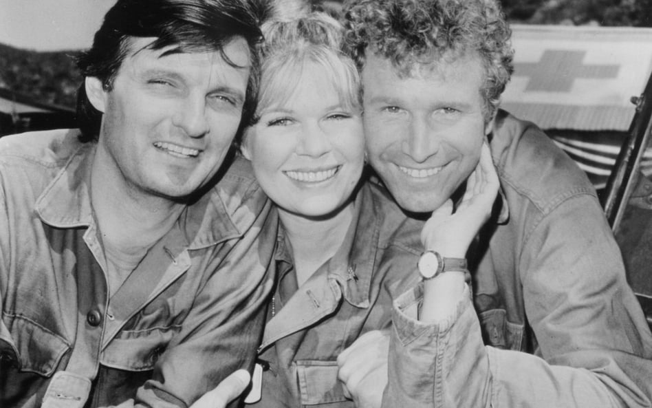 Główni bohaterowie serialu "M*A*S*H". Od Lewej: Alan Alda, Loretta Swit i Wayne Rogers