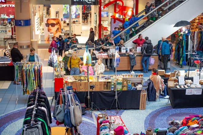 Asortyment dostępny na stoiskach obejmuje przede wszystkim ceramikę stołową, obrazy oraz tekstylia, 