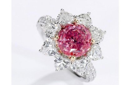 Pierścionek z różowym diamentem o wadze 2.63 karatów otoczony drobniejszymi kamieniami