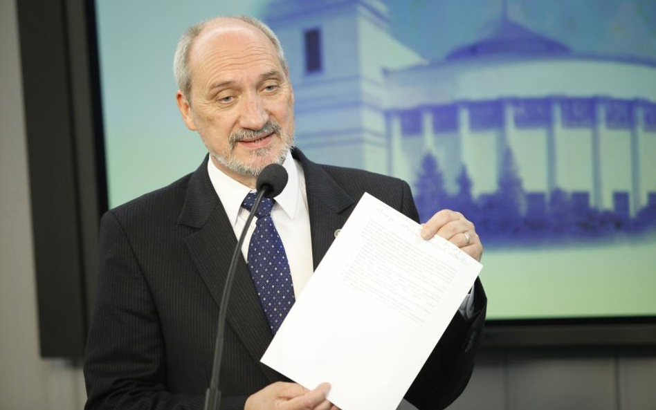 Macierewicz donosi do prokuratury na internautów