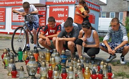 Na skwerze, gdzie zginął Mikołaj, przybywa zniczy. – Chcemy pokazać, że pamiętamy o Mikusiu. Choć ni