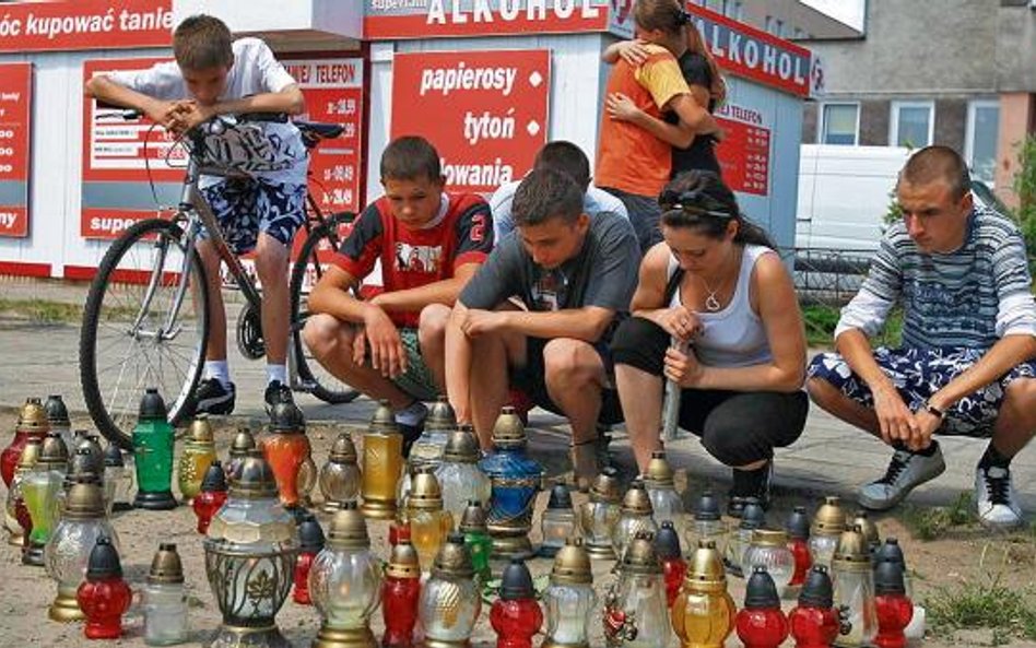 Na skwerze, gdzie zginął Mikołaj, przybywa zniczy. – Chcemy pokazać, że pamiętamy o Mikusiu. Choć ni