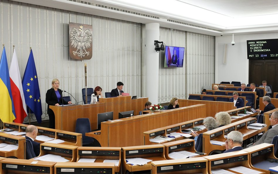 Minister klimatu i środowiska Anna Moskwa (L) i wicemarszałek Senatu Gabriela Morawska-Stanecka (P) 