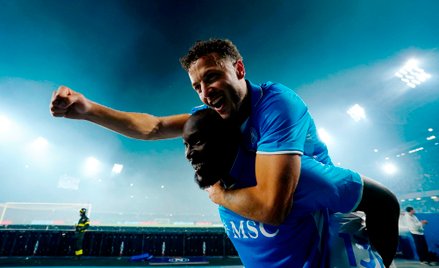Amir Rrahmani i Romelu Lukaku świętują zwycięstwo Napoli