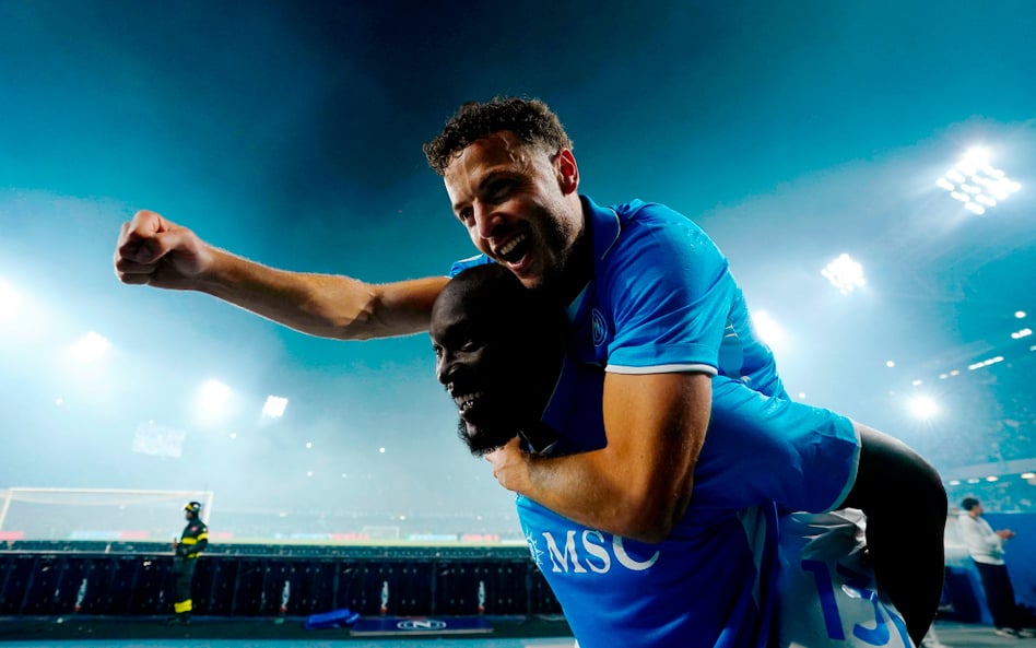 Amir Rrahmani i Romelu Lukaku świętują zwycięstwo Napoli