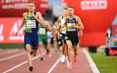 Bieg na 1500 m. Finiszują Michał Rozmys i Marcin Lewandowski