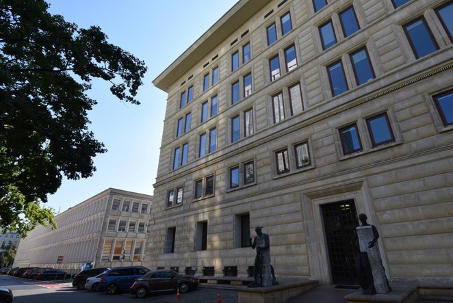 „Żyletkowiec” (z lewej) kontrastuje z monumentalnym gmachem Ekspozytury Warszawskiej, dziś biurowcem