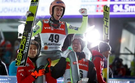 Stefan Kraft – mistrz świata na ramionach rodaków Manuela Fettnera i Gregora Schlierenzauera.