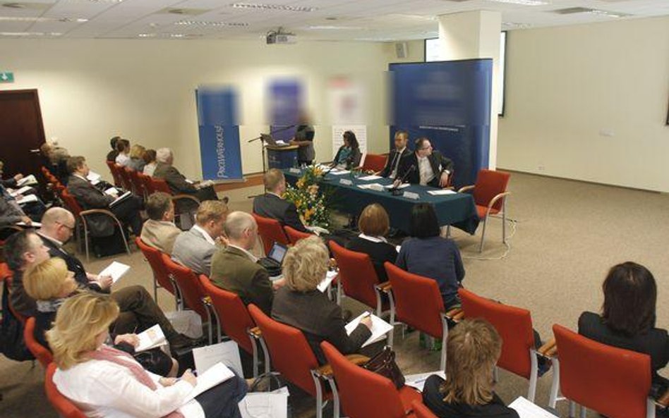 Pracownicze kursy z podatkiem czy bez