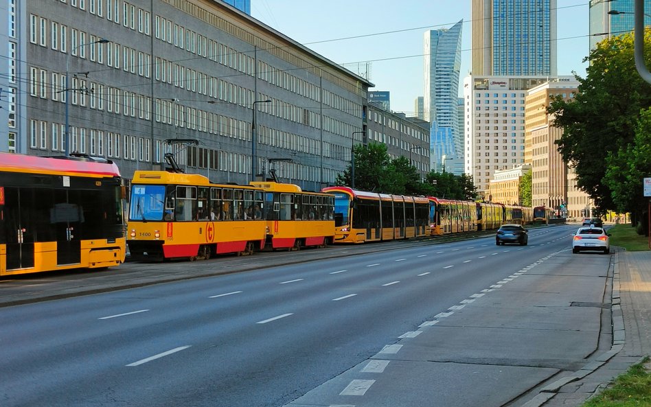 W związku z wawrią metra na trasę wyjechały dodatkowe tramwaje. Niestety połączenie remontów tras tr