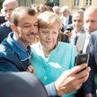 Inne czasy, wrzesień 2015 roku. Kanclerz Angela Merkel i azylant w Berlinie