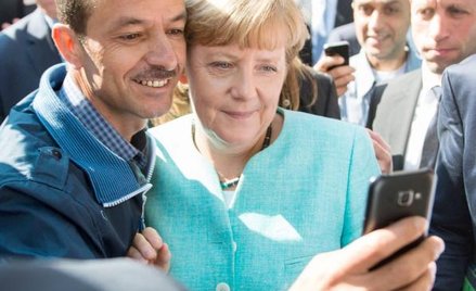 Inne czasy, wrzesień 2015 roku. Kanclerz Angela Merkel i azylant w Berlinie