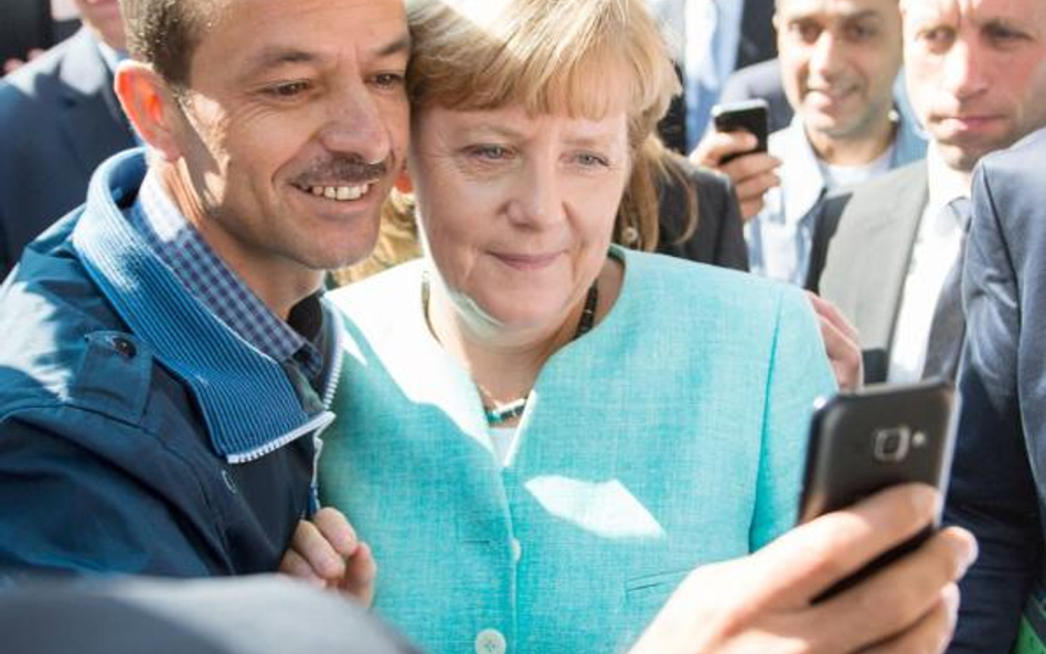 Inne czasy, wrzesień 2015 roku. Kanclerz Angela Merkel i azylant w Berlinie