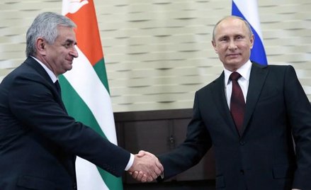 Prezydent Rosji Władimir Putin z prezydentem Abchazji Raulem Chadżimbą