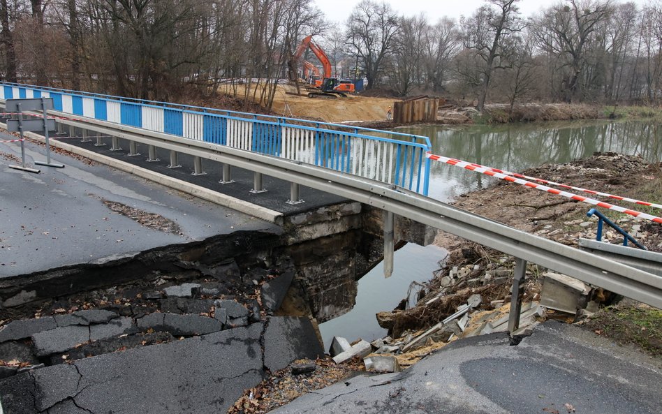 Miejsce gdzie prowadzone są prace przy odbudowie mostu w Krapkowicach