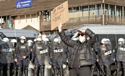 Protestujące kobiety nie mają wątpliwości, że za wyrok Trybunału Konstytucyjnego odpowiada partia Ja