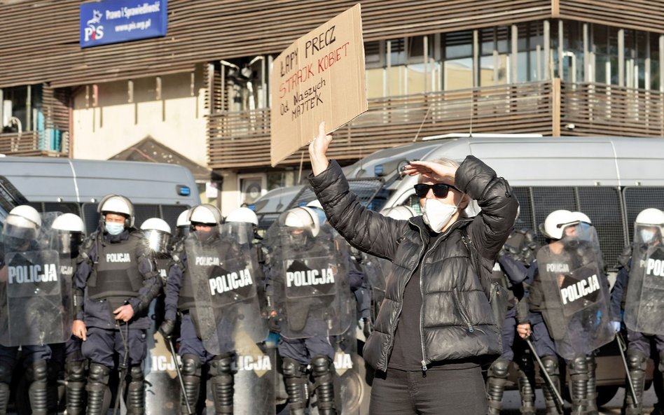 Protestujące kobiety nie mają wątpliwości, że za wyrok Trybunału Konstytucyjnego odpowiada partia Ja