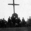 Postawiony w 1916 roku przetrwał prawie 80 lat. Pod tzw. krzyżem Traugutta koło Fortu Legionów odbyw