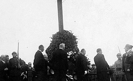 Postawiony w 1916 roku przetrwał prawie 80 lat. Pod tzw. krzyżem Traugutta koło Fortu Legionów odbyw