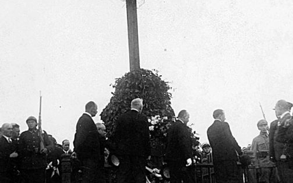 Postawiony w 1916 roku przetrwał prawie 80 lat. Pod tzw. krzyżem Traugutta koło Fortu Legionów odbyw