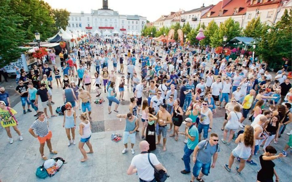 Płock słynie z licznych wydarzeń, które przyciągają tysiące turystów.