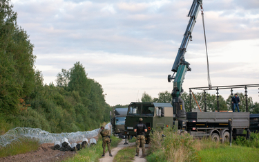 Żołnierze podczas budowy ogrodzenia na granicy polsko-białoruskiej w regionie Zubrzycy Wielkiej