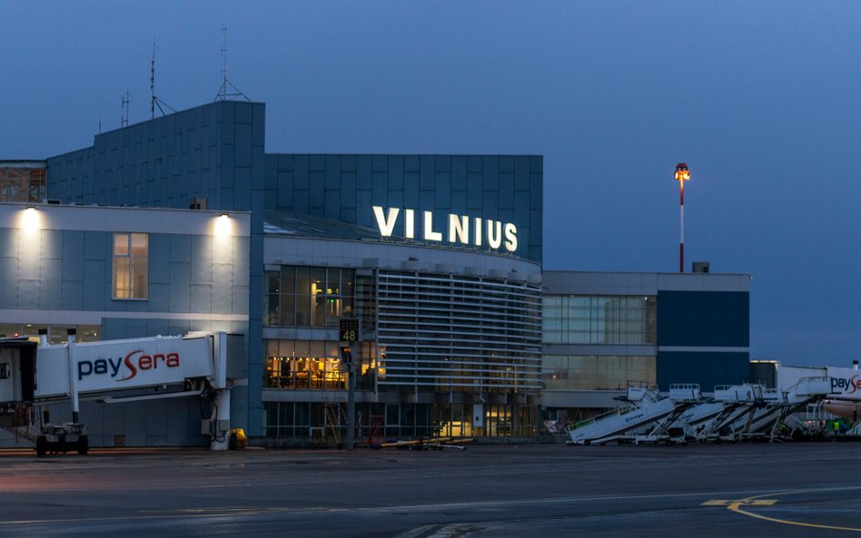 Międzynarodowy Port Lotniczy w Wilnie, widok od strony pasa startowego