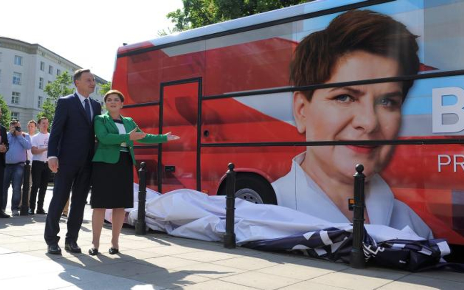 Autosan, którym jeździł Andrzej Duda, przemalowano na autobus Beaty Szydło