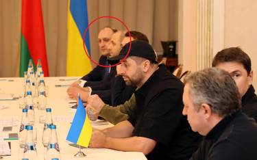 Denis Kirejew przy stole negocjacyjnym podczas pierwszej tury rozmów ukraińsko-rosyjskich