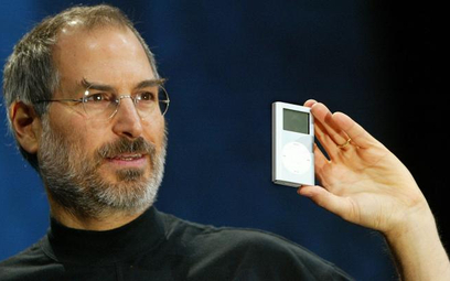 W 2001 r. Apple wprowadził na rynek miniodtwarzacz iPod (na zdjęciu Steve Jobs prezentuje jego kolej