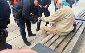 77-latek nagle stracił równowagę i upadł na chodnik. Uderzenie było na tyle nieszczęśliwe, że u mężc