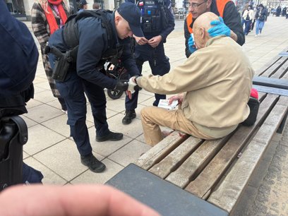 77-latek nagle stracił równowagę i upadł na chodnik. Uderzenie było na tyle nieszczęśliwe, że u mężc