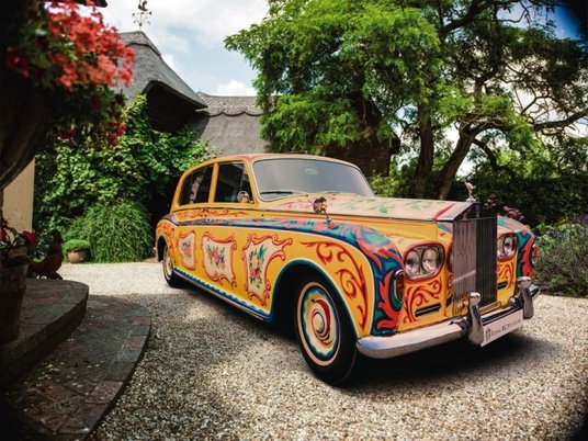 John Lennon twierdził, że kupił Rolls-Royce’a, ponieważ zawsze chciał być ekscentrycznym milionerem.