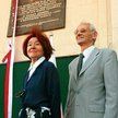 Zofia i Andrzej Pileccy przy tablicy ku czci ich ojca