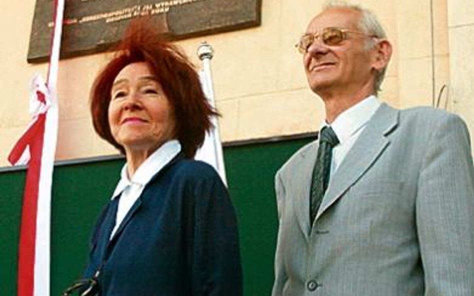 Zofia i Andrzej Pileccy przy tablicy ku czci ich ojca