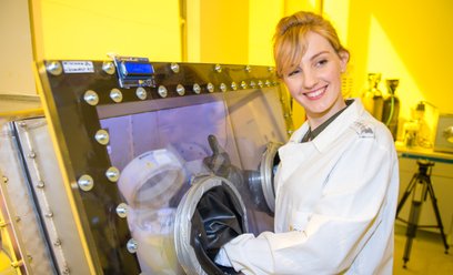 Olga Malinkiewicz w laboratorium we Wrocławskim Parku Technologicznym