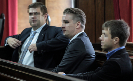 Oskarżeni Andrzej S., Maciej S. i Łukasz K. we wrześniu 2013 r. podczas rozpoczęcia procesu karnego 