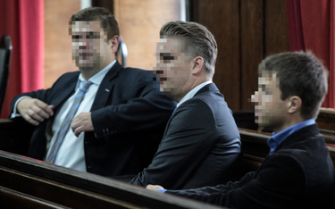 Oskarżeni Andrzej S., Maciej S. i Łukasz K. we wrześniu 2013 r. podczas rozpoczęcia procesu karnego 