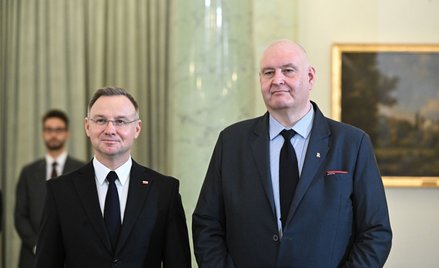 Prezydent RP Andrzej Duda (L) podczas uroczystości powołania Bogdana Święczkowskiego (P) na stanowis