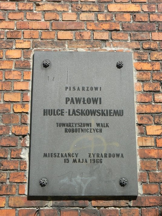Tablica upamiętniająca Pawła Hulkę-Laskowskiego w Żyrardowie, umiejscowiona na budynku przy ul. Gabr
